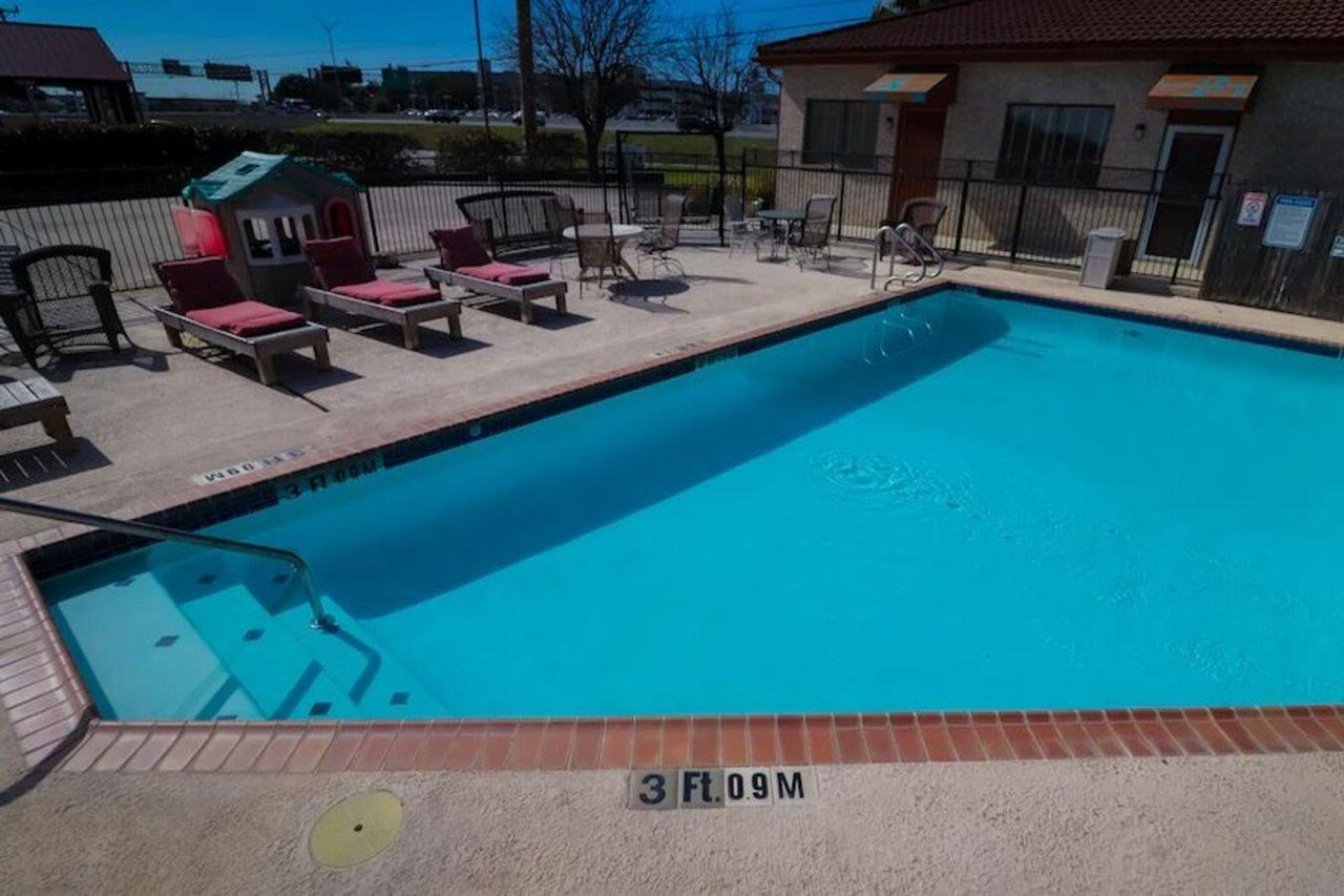 University Inn & Suites San Antonio Exterior photo