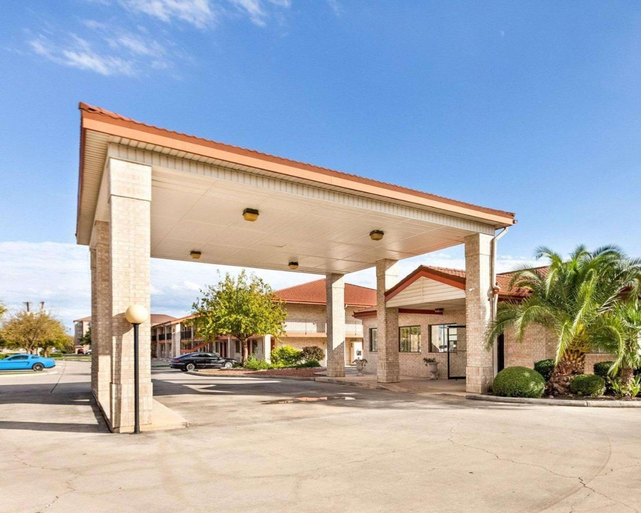University Inn & Suites San Antonio Exterior photo