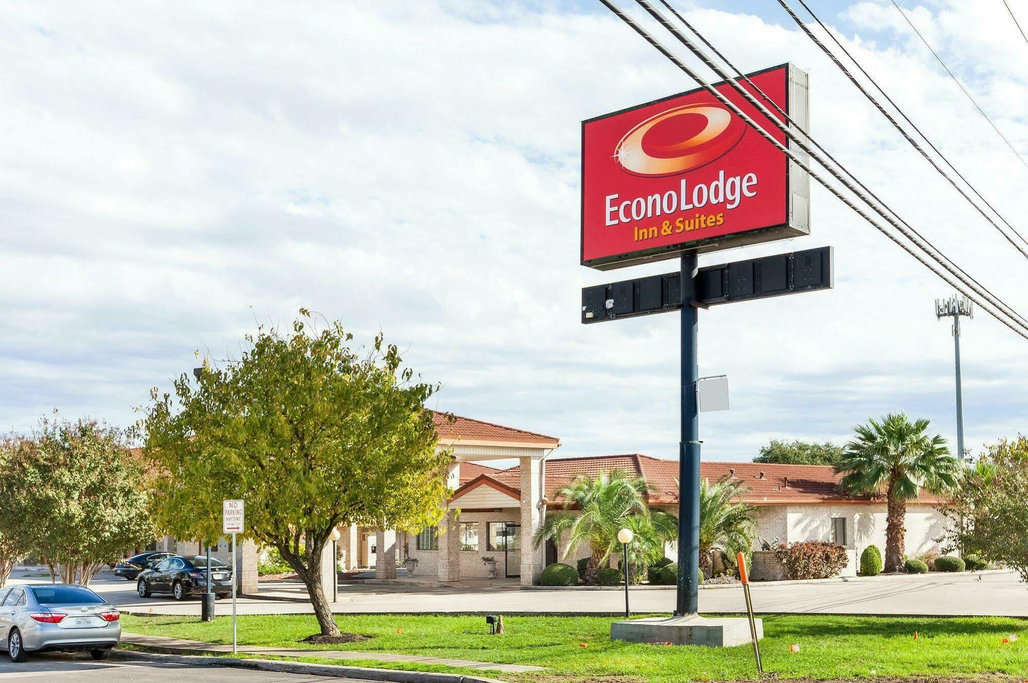 University Inn & Suites San Antonio Exterior photo