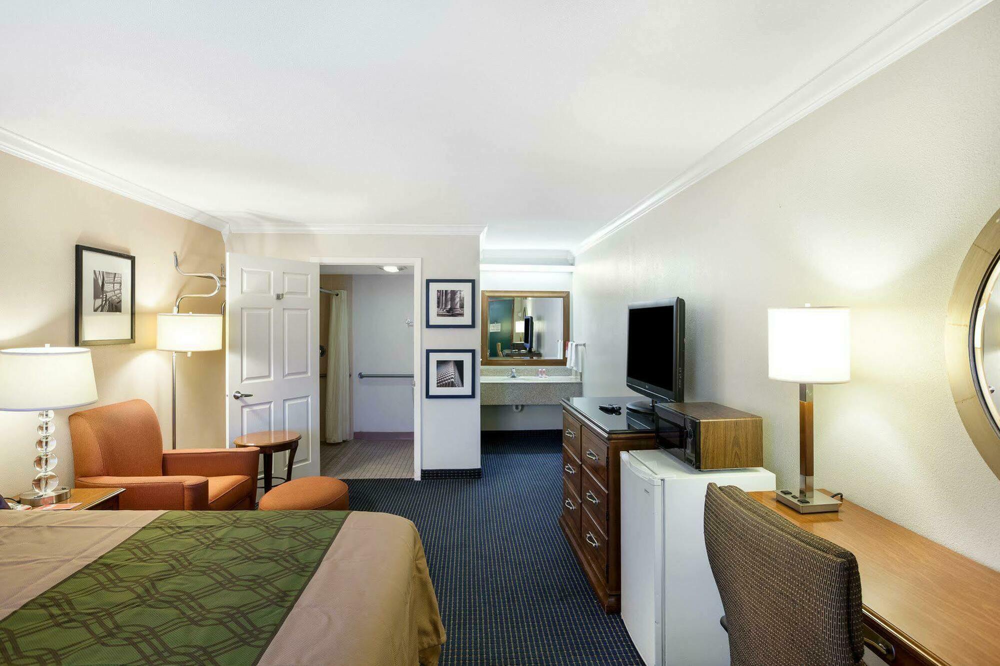 University Inn & Suites San Antonio Exterior photo