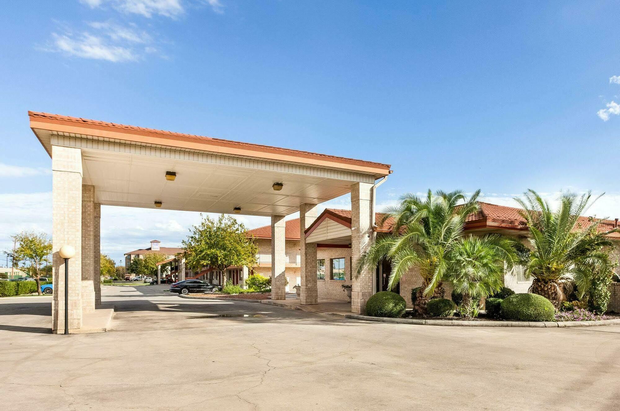 University Inn & Suites San Antonio Exterior photo