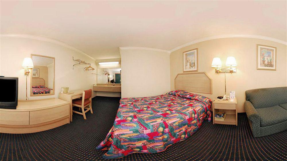 University Inn & Suites San Antonio Room photo