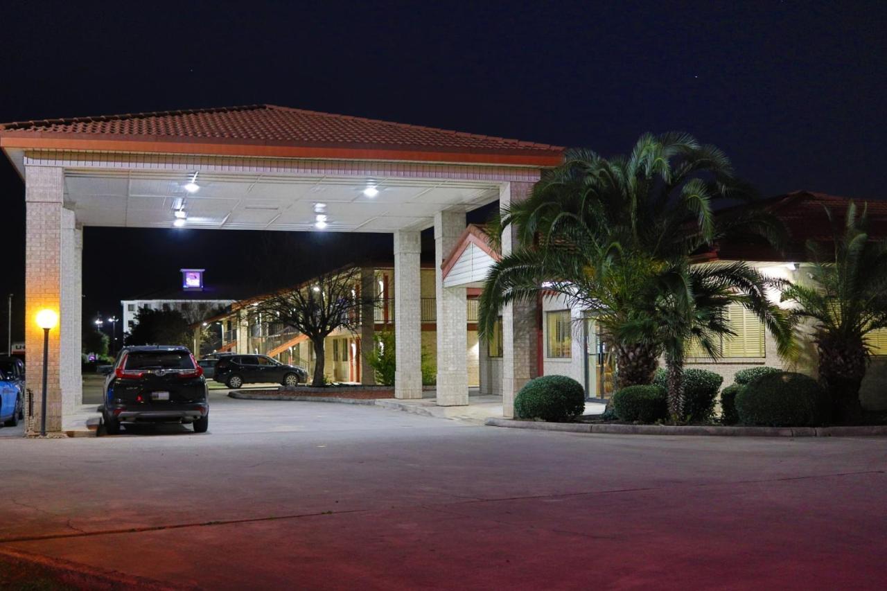 University Inn & Suites San Antonio Exterior photo