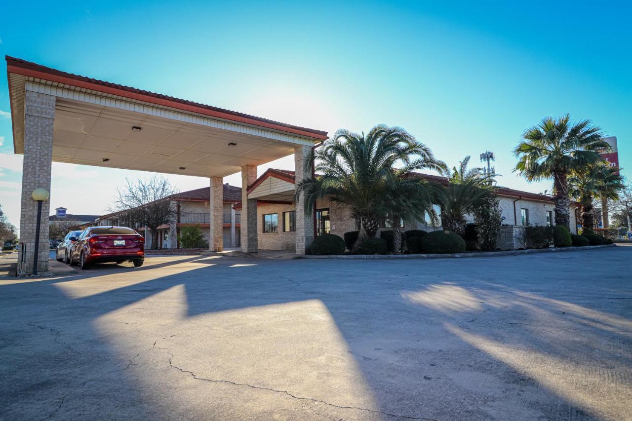 University Inn & Suites San Antonio Exterior photo