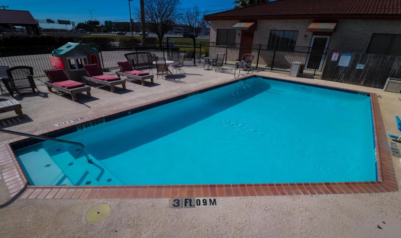 University Inn & Suites San Antonio Exterior photo
